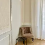 Charming Apartment-walk To Old Town, *