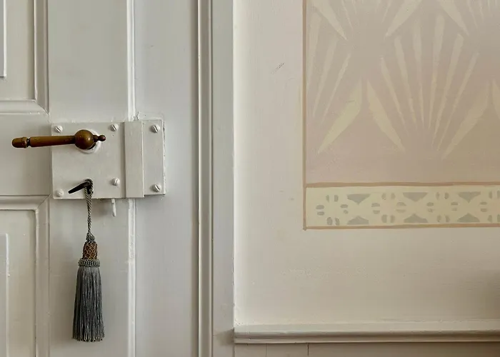 Charming Apartment-walk To Old Town,